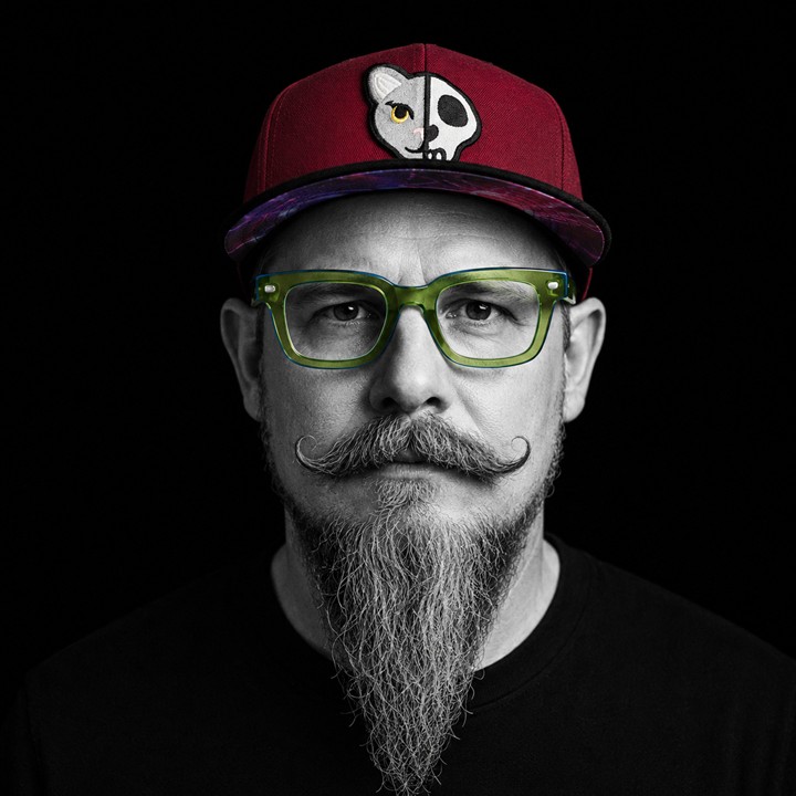 Host Nils Giesen mit grüner Brille